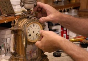 Cách lên dây cót đồng hồ quả lắc (nguồn: Internet)