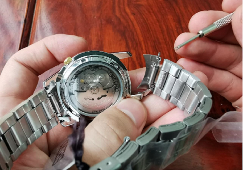 Cách sử dụng dụng cụ để tháo dây đồng hồ kim loại