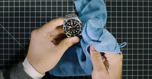 Dùng baking soda để loại vết bẩn ra khỏi đồng hồ dây kim loại