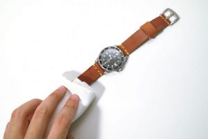 Xà phòng giúp làm sạch dây da đồng hồ