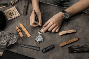 Cách tháo dây đồng hồ đeo tay